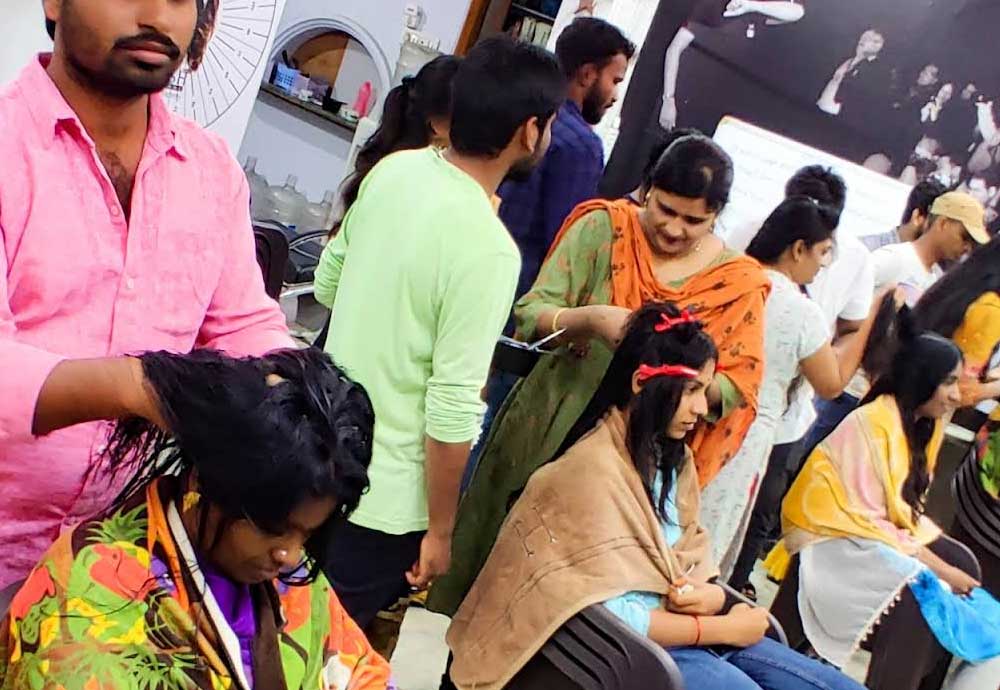 9 REASONS TO STUDY BEAUTY PARLOUR